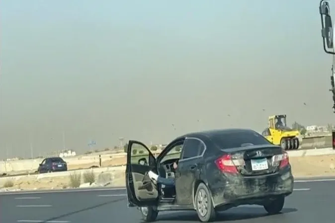 ضبط أحد الأشخاص لقيادة سيارة برعونة بأحد المحاور المرورية بالقاهرة