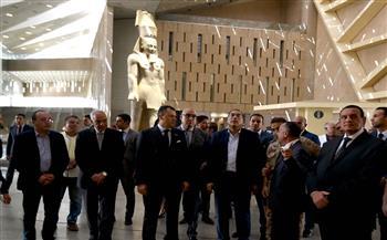 رئيس الوزراء يتجول بالمتحف المصري الكبير لمتابعة آخر مستجدات الأعمال