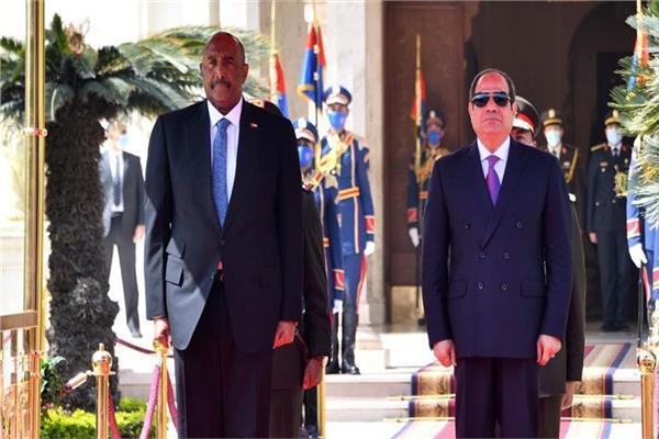 الرئيس السيسي يستقبل بمطار القاهرة رئيس مجلس السيادة الانتقالي السوداني