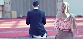 زوجي لا يصلي ولا يصوم هل يعاقبنا الله بضيق الرزق وقلة البركة؟