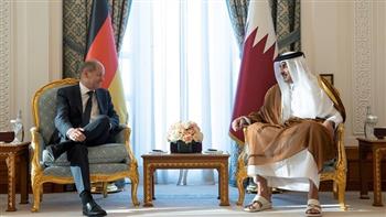   أمير قطر يعقد مباحثات مع شولتس في الدوحة 