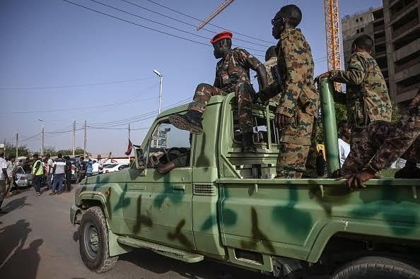 القوات البحرية السودانية تضبط قاربًا على متنه أسلحة وذخائر في المياه الإقليمية