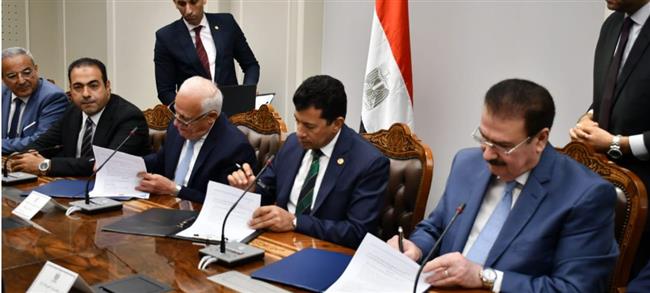 وزير الرياضة ومحافظ بورسعيد يوقعان تدشين إستاد المصري الجديد