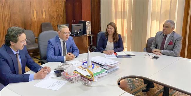 رئيس جامعة طنطا يستقبل وفد الجامعة الأمريكية من مشروع مراكز التطوير المهني 