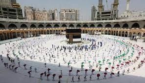 ما حكم الشرع في تأدية الحج بتأشيرة مزورة دون علم الحاج؟