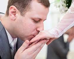 هل يجوز للرجل تقبيل زوجته أمام الناس؟