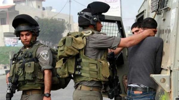 جيش الاحتلال الإسرائيلي يعتقل فلسطينيين من ساحات المسجد الأقصي