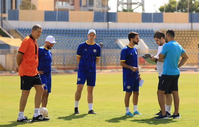 الاسماعيلي يؤدي مرانه الصباحي في معسكره المغلق بالقاهرة استعدادا للموسم الجديد