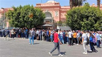 احتفالًا بمرور 200 عام على فك رموز حجر رشيد.. طوابير من الزائرين أمام المتحف المصري 