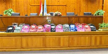   محافظ أسيوط يشهد احتفالية حزب حماة الوطن لتوزيع الحقائب والأدوات المدرسية على الطلاب 