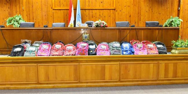 محافظ أسيوط يشهد احتفالية حزب حماة الوطن لتوزيع الحقائب والأدوات المدرسية على الطلاب 