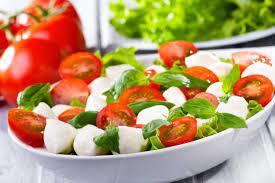 طريقة سلطة صوص البلسمك بالطماطم والموزريلا