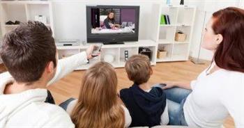 دراسة: مشاهدة التلفاز مع طفلك يعزز نموه المعرفي