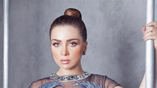 مسابقة للبنات.. مي عزالدين تدعم مؤسسة مجدى يعقوب للقلب بفستان «عمر وسلمي» 