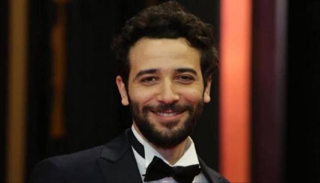 كريم قاسم يشوق جمهوره لفيلمه الجديد «حظك اليوم»