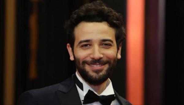 كريم قاسم يشوق جمهوره لفيلمه الجديد «حظك اليوم»