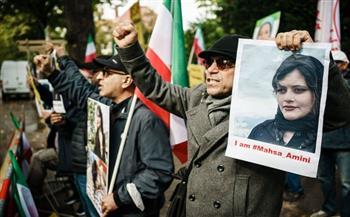 محتجون على وفاة "محساء أميني" يحاولون اقتحام السفارة الإيرانية في النرويج