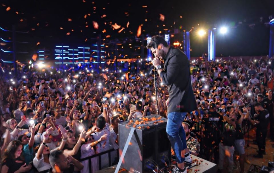 تامر حسني يختتم صيف 2022 بحفل عالمي في العالمين الجديدة