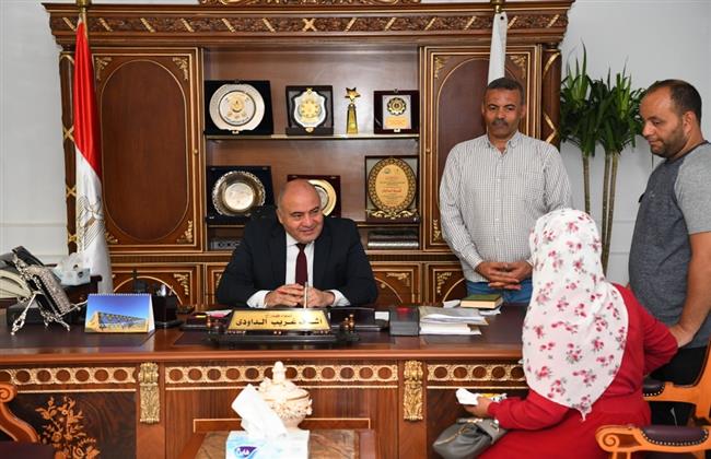 محافظ قنا يواصل استقبال المواطنين بمكتبه للاستماع لشكواهم 