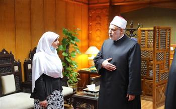 وكيل الأزهر يكرم الطالبة الفائزة بتمثيل مصر في «أولمبياد الألكسو»