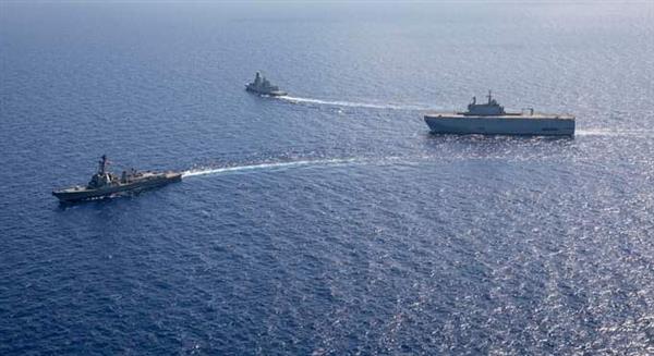 القوات البحرية المصرية والأمريكية تنفذان تدريباً بحرياً عابراً بنطاق الأسطول الشمالى