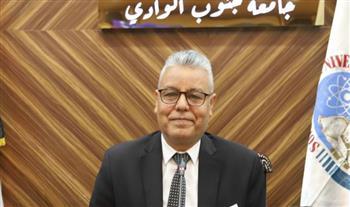 غرباوي يتفقد موقع تسليم اوراق الطلاب الملتحقين بالجامعة الأهلية بجنوب الوادى 