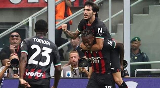 ميلان يفوز على الإنتر (3 ـ 2) ويتصدر الدوري الإيطالي مؤقتا