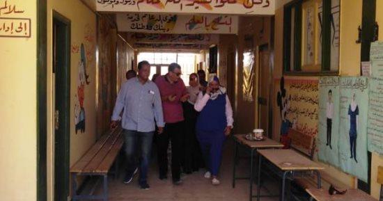 نائب محافظ أسوان تتابع استعداد 1460 مدرسة لاستقبال العام الدراسي الجديد