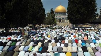   عشرات الآلاف من الفلسطينيين يصلون الجمعة في رحاب الأقصى