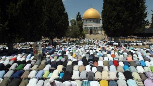 عشرات الآلاف من الفلسطينيين يصلون الجمعة في رحاب الأقصى