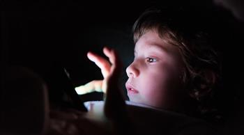   دراسة : بقاء الأطفال لساعات أمام الأجهزة الذكية خطر