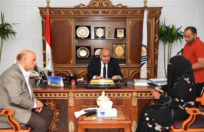 محافظ قنا يواصل استقبال 71 مواطنا بمكتبه للاستماع لشكواهم 