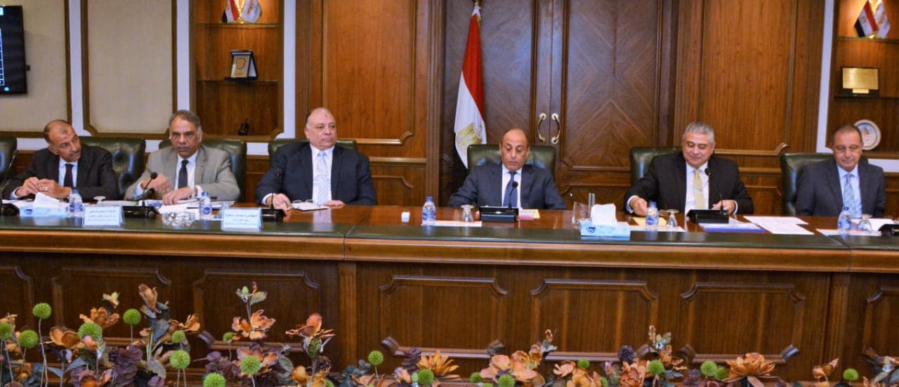 وزير الطيران يعقد اجتماعًا موسعًا مع أعضاء اللجنة العليا لأمن وتسهيلات الطيران