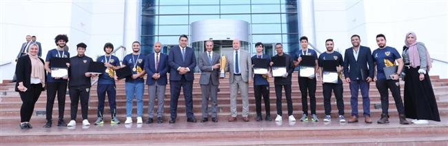 وزير الاتصالات يكرم منتخب مصر بطل الدوري العربى للرياضات الإلكترونية 