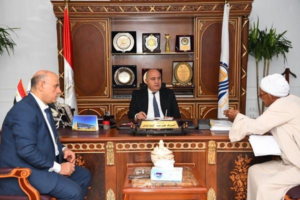 «الداودي» يواصل استقبال 120 مواطنا بمكتبه بقنا للاستماع لشكواهم 