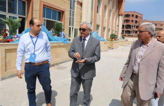 مبارك يواصل جولاته التفقدية لجامعة المنوفية الأهلية ويتابع إتمام إجراءات قيد الطلاب