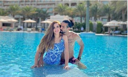 بإطلالة رومانسية.. شيما صابر وزوجها يخطفان الأنظار من حمام السباحة