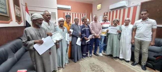 «تمساح» يكرم  المتميزين من صانعي الجمال بمرفق نظافة قوص جنوب قنا 