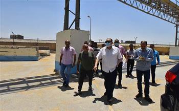   محافظ أسيوط يفاجيء العاملين بمطاحن مصر الوسطى للتأكد من سلامة الأقماح