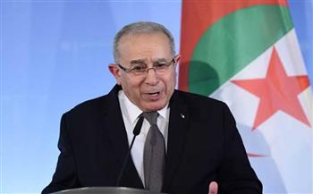  وزير الخارجية الجزائري فور وصوله إلى القاهرة يسلم دعوة الرئيس الفلسطيني لحضور القمة العربية