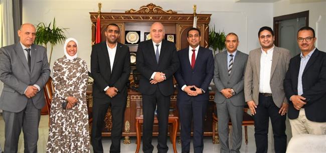 محافظ قنا يبحث آليات توفير 350 مشروع صغير بدشنا