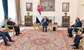 السيسي يتسلم رسالة خطية من الرئيس الجزائري للمشاركة في القمة العربية المقبلة