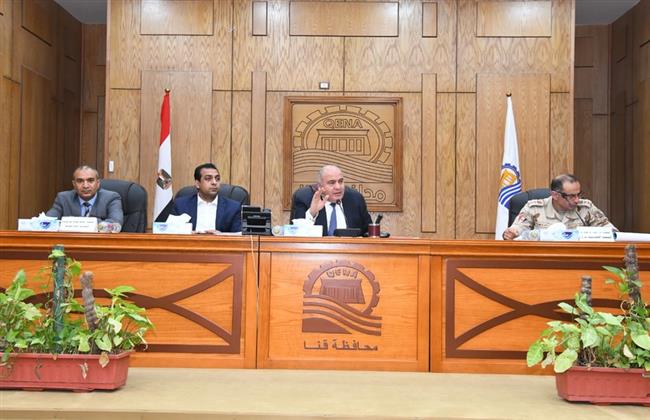 محافظ قنا يتابع الموقف التنفيذي لمشروعات حياة كريمة  فى إجتماع  موسع 