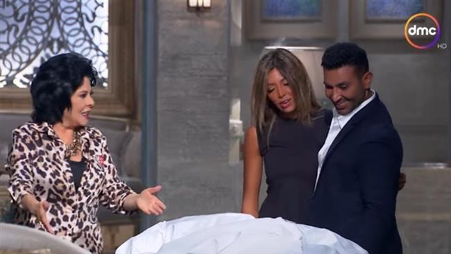 بقبلات ورقص.. أحمد سعد يحتفل بعيد زواجه على الهواء