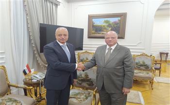   محافظ القاهرة يبحث مع مساعد وزير الخارجية للشئون الآسيوية أوجه التعاون