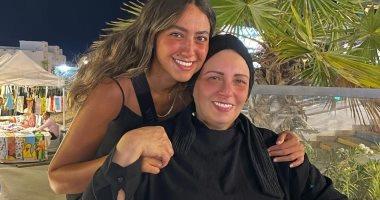 هند عبد الحليم تدعوا لوالدتها عقب تعرضها لوعكة صحية 