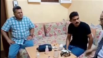 لحظة القبض على شاب سوري انتحل صفة طبيب أسنان في قنا