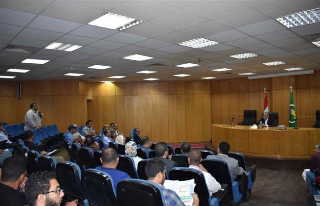 محافظ المنيا يناقش موقف الأراضي المخصصة لإقامة الأسواق والمواقف والحماية المدنية