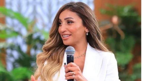 بيدخلوا في حياة غيرهم.. دينا الشربيني تعلن غضبها على الهواء