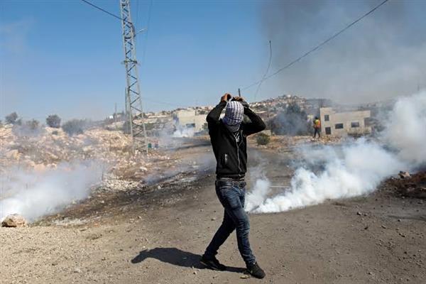 مُستوطنون إسرائيليون يعتدون على مدنيين فلسطينيين في نابلس